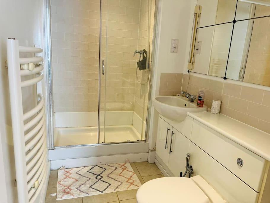 Bright And Calm Apartment - Watford Esterno foto